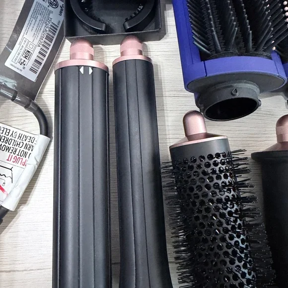 Dyson Special Edition Airwrap ™ Multi-Styler
Complete Long - Picture 8 of 14